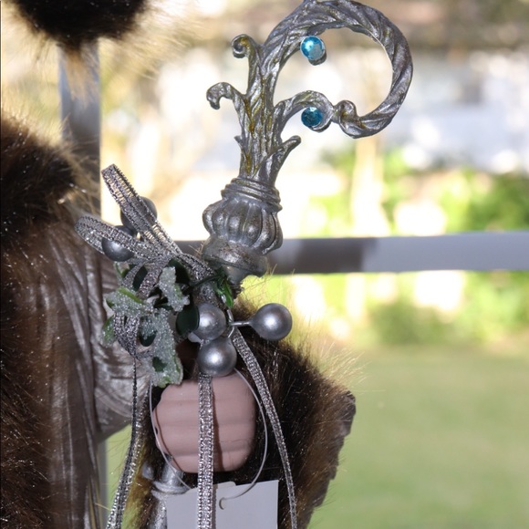 SANTA CLAUS HOLDING A JEWELED STAFF AND WREATH - Picture 4 of 15